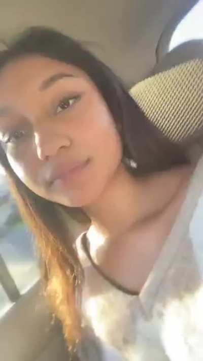 Peachyneeshx fingers herself in car!
