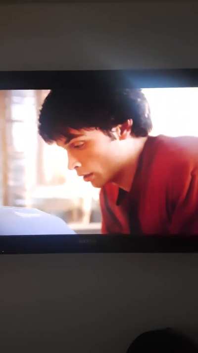 I was watching Smallville (that superman/superboy 2000s series) today, and all of sudden i got weezer'ed.