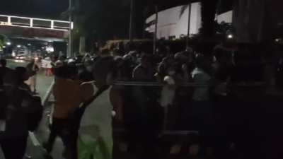People rush to get vaccinated in the Philippines