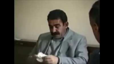 Dağ ayısı burnunu sildiği mendılle gözlerini siliyor bir de