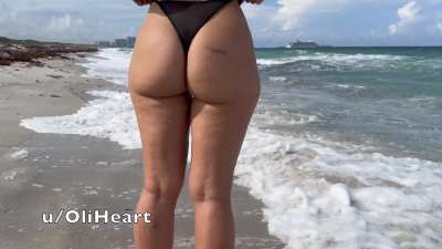 This is how a naughty girl behaves at the beach