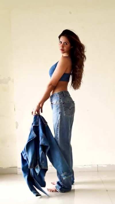 Sonam da duja naam ta S€X B@MB he hona chaida. Mumma dekho yaar ehde kine sexy aa. Kida kida aj ehnu thokan da mood ha?