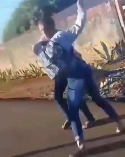 2 girls fighting