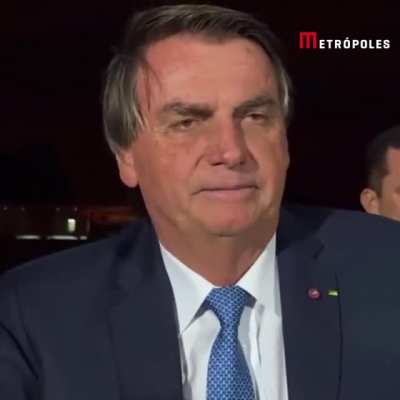 PAOLA ESTAVA CERTA: Presidente cita candidatos que afirmam que vão baixar o combustível pra 3 reais. Apoiadores do cercadinho entendem que Bolsonaro vai baixar pra esse valor agora.