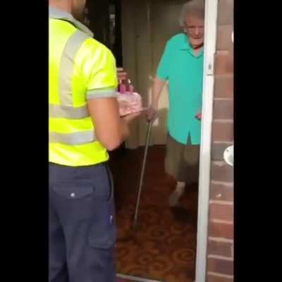 Ben, from Birmingham, England, is a waste collector for this neighbourhood. He joked with resident Dorothy that if she made it to 100, he would bring her a cake. He followed through on his promise, delighting and moving a sweet Dorothy to tears on her 100