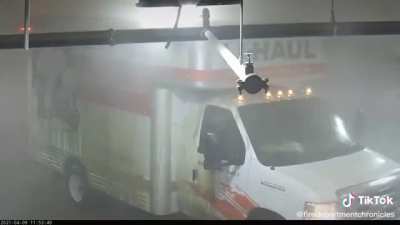 Person tries to maneuver a uhaul without proper overhead clearance