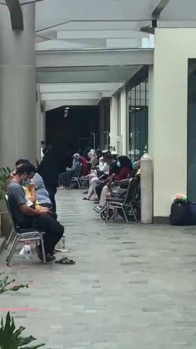 RS + UGD Full, pasien duduk antri sambil bawa tabung oksigen (cindy.xiee @TikTok)