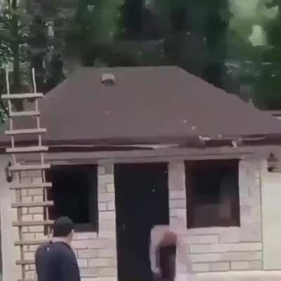 Прыжок с крыши в бассейн