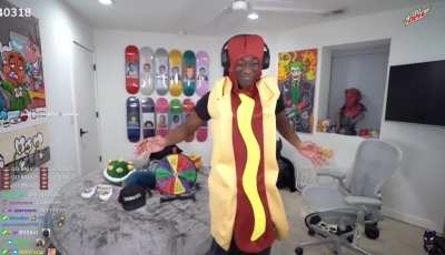 Tf is this nigga doing😭😭