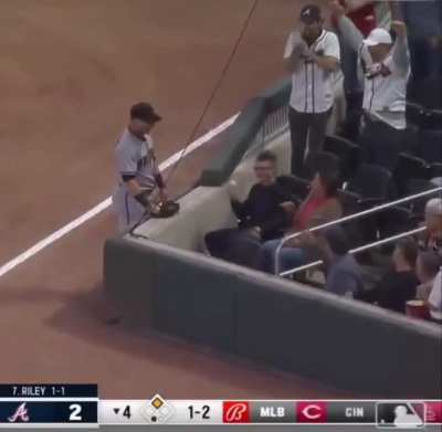 Instead of getting angry at young fan, baseball player gives props