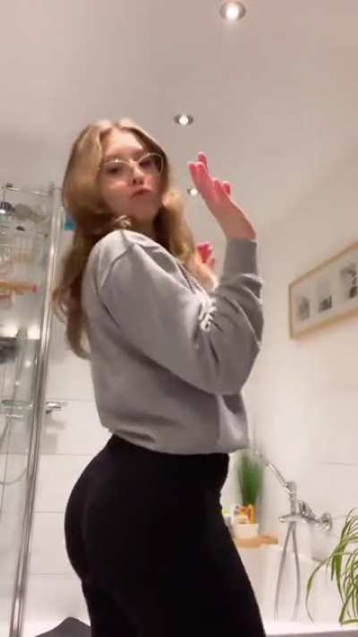 German TikTok thot Emmi 8.0 🍑