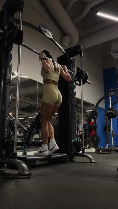Smith machine reverse lunge