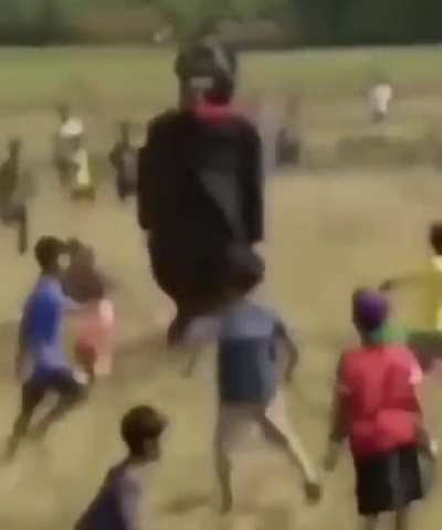 cehapeli_maskot_müslüman_çocukları_kovalıyor.mp4