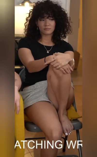 Cinna watching WrestleMania w/ Rosii & Zoil - April 2026