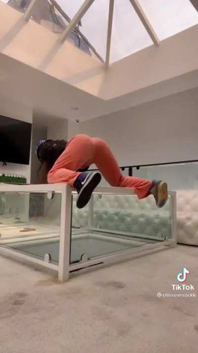 Chrisean Shaking ass😈