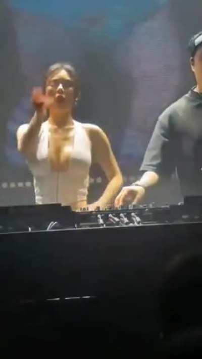Does she do weddings?