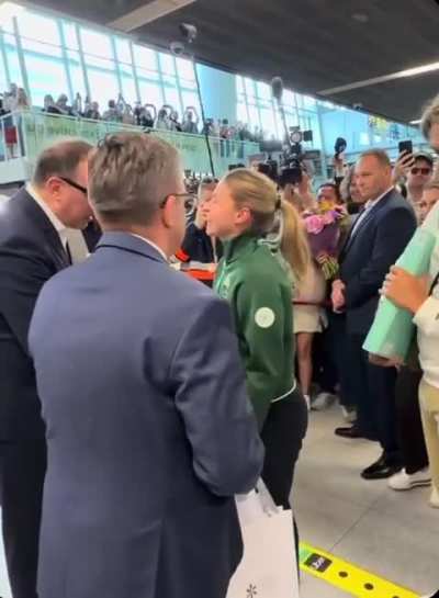 Maja Chwalińska welcomed back home at Warsaw Chopin Airport