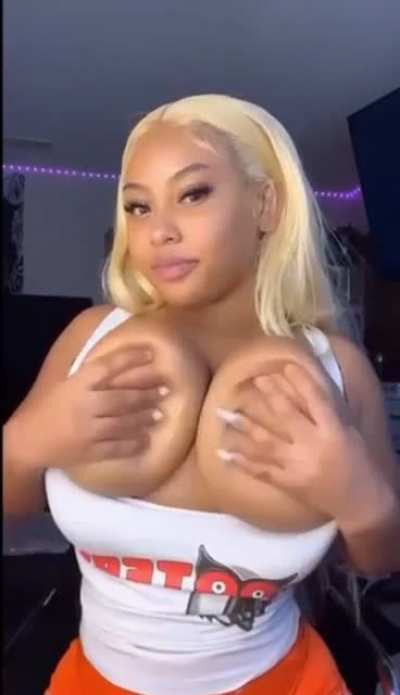 “Hooters” Fr