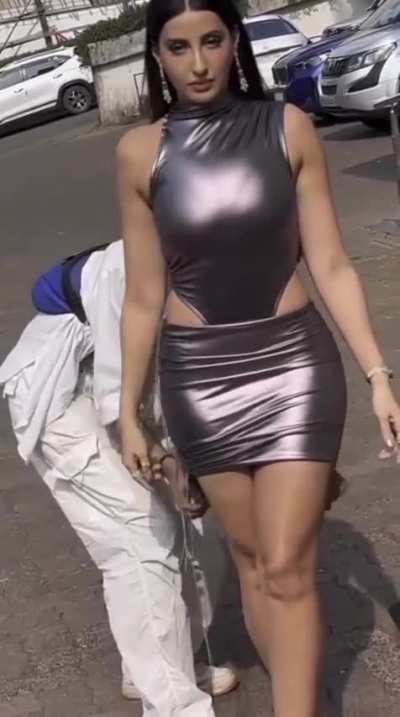 Nora fatehi assistant has best job to adjust her clothing