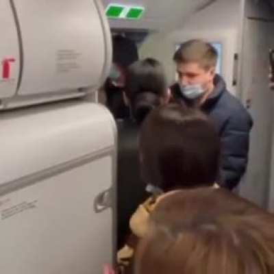 В Алмате людям говорят что самолёт сломался. Пассажиры в ответ: 