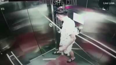Levando vidro no elevador