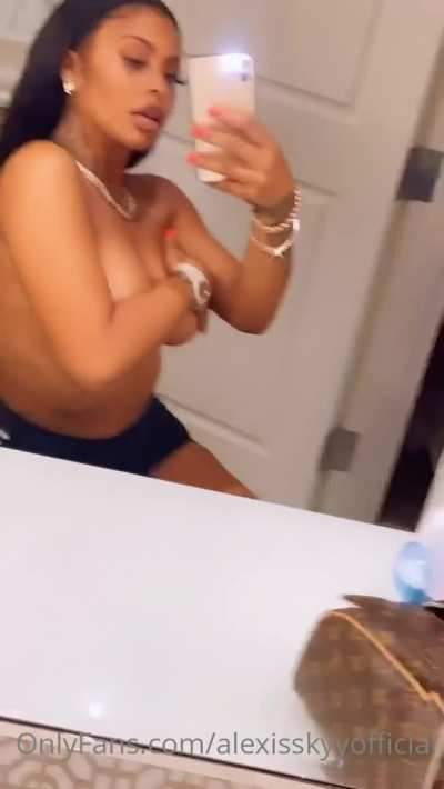 Busty💛 Her full, up to date OF content folder⬇️