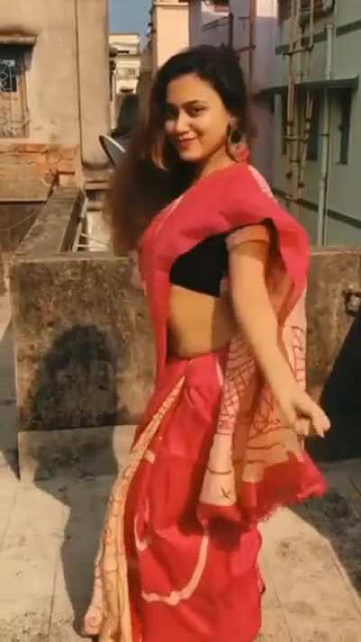 When you want to show your navel intentionally 🥵🥵🥵