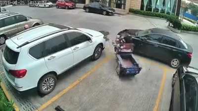 delivery bike gets boxed in by car