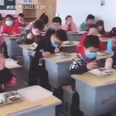 经典回忆：<wbr>2022年<wbr>9月29日<wbr>，中国动态<wbr>清零下，一<wbr>学校学生戴<wbr>口罩吃午餐<wbr>。