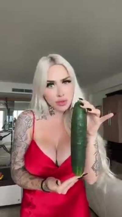@Miss<wbr>JadeL<wbr>avoie - 🍌🥒🥕 Hot canadian girl shows her favorite toys... 🍌🥒🥕