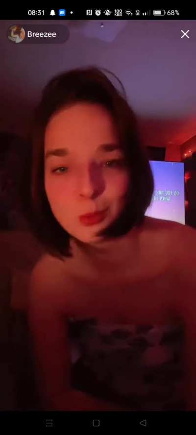 Women flashes titties on live 