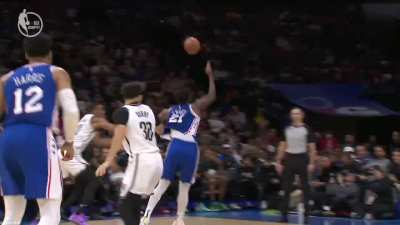 [Highlight] Joel Embiid gets the and-1 lay up and tells the crowd to suck it, no tech called