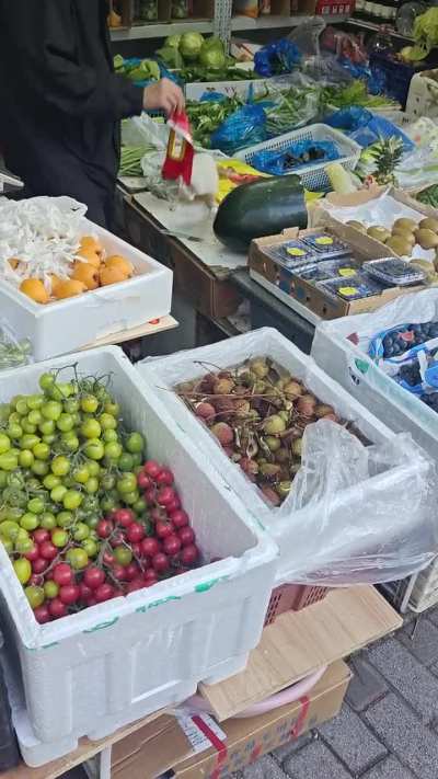 Very unprofessional grocery assistant in Shanghai