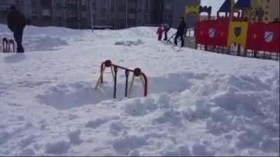 Качели в сугробе