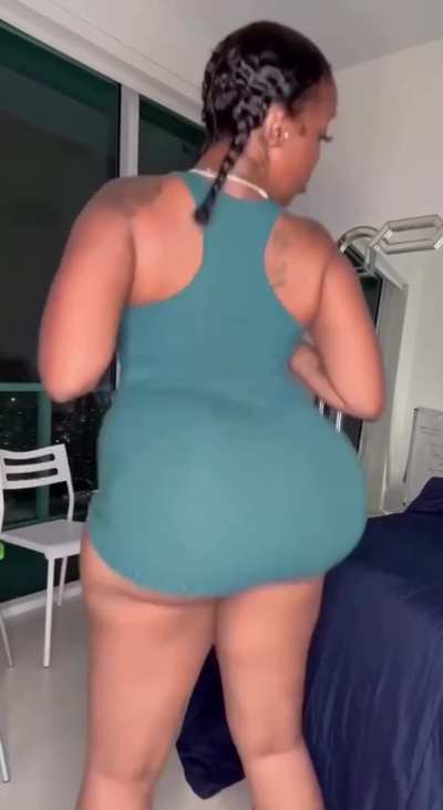 Idc what yall say… yall can never make me hate ɹɹoɐuǝǝɯz. I’m perfectly fine wit her just shaking ass and clapping all day🤷🏾‍♂️