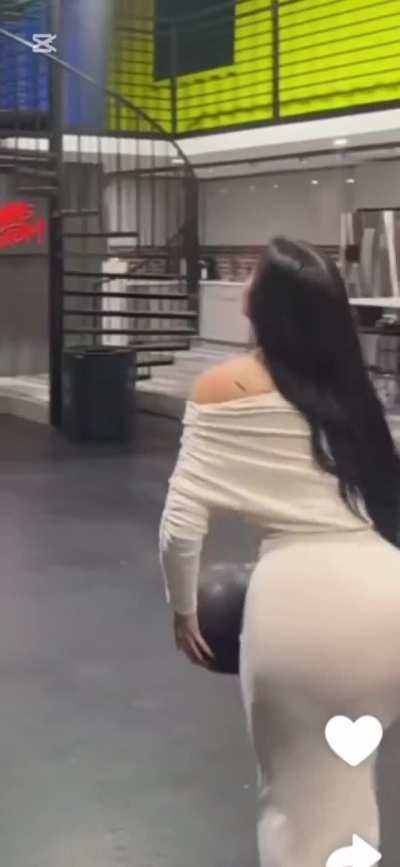 Slow-mo ass jiggle (+zoom in)