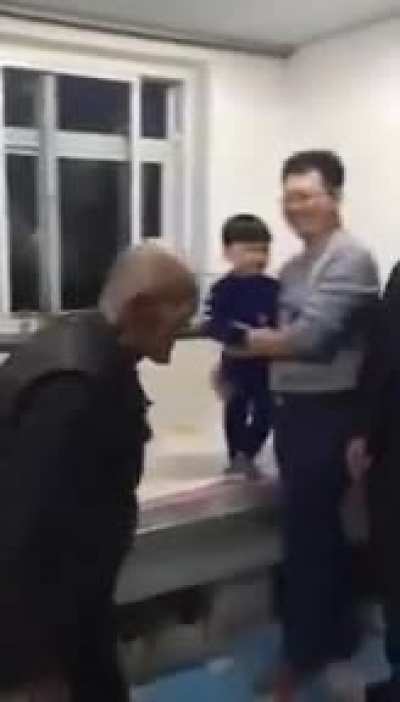 ‘Papa, come!’ (son, father, grandfather, great grandfather, great great grandfather)
