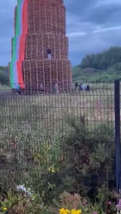Man injures himself trying to burn a tricolour.