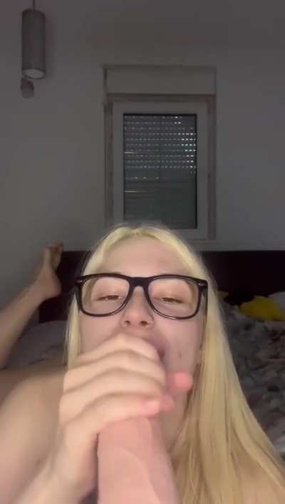 This teacher loves tasting her ass😋