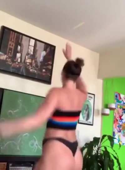Jumpin’ Julz 🍑