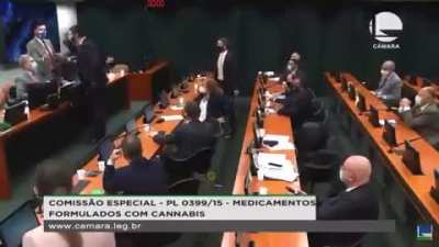 Deputado bolsonarista parte para a agressão em sessão sobre medicamentos de cannabis