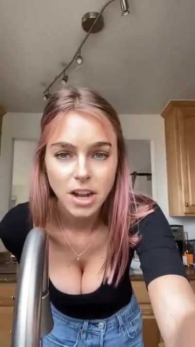 Nice cleavage from IG Live