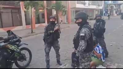Police plant molotov cocktail on beaten protestors (Bolivia)