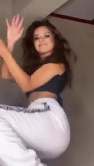 Avneet Kaur Shaking that booty🍑