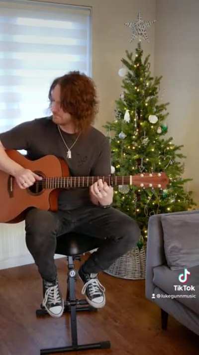 Most popular Xmas song of all time played Fingerstyle🎄
