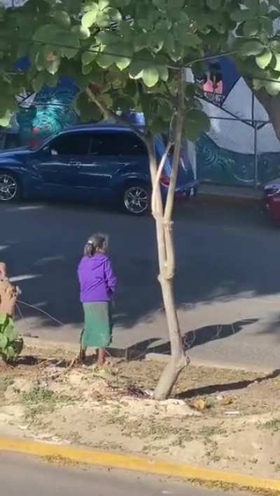 Lady throwing bottles on cars