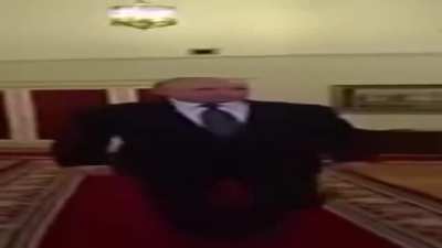 Ebabil onu yiyen kediyi içten yiyerek dışarı çıktıktan sonra burdur sokaklarına giriş yapıyor: