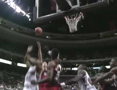 Clarence Weatherspoon vs Dikembe Mutombo