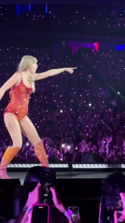 Taylor Swift cheeks