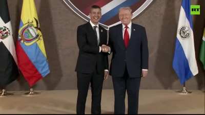 Trump tries his tug-of-war handshake with the president of Paraguay, but can't pull it off.